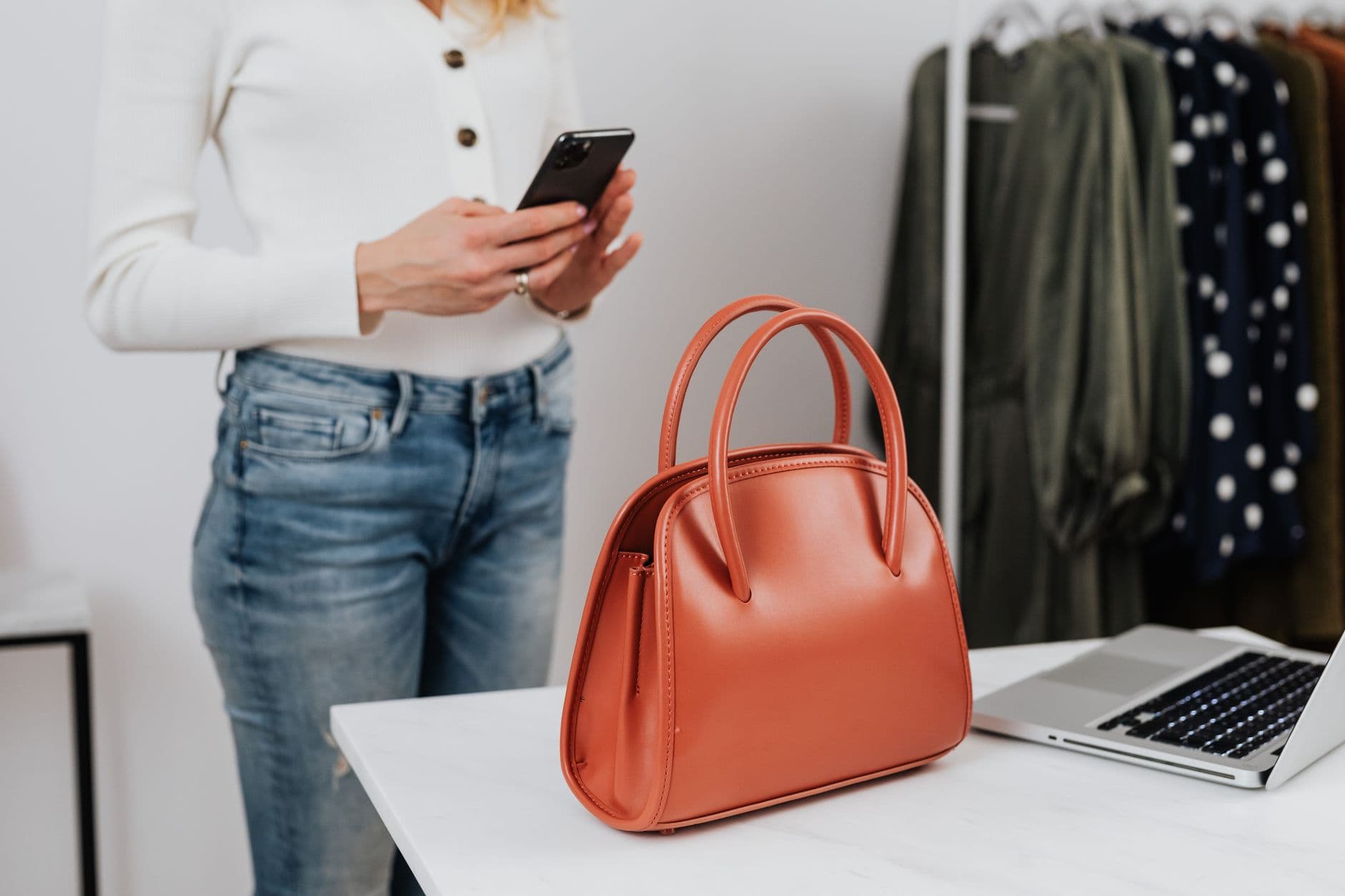Vide dressing en ligne : où vendre ses vêtements en 2026